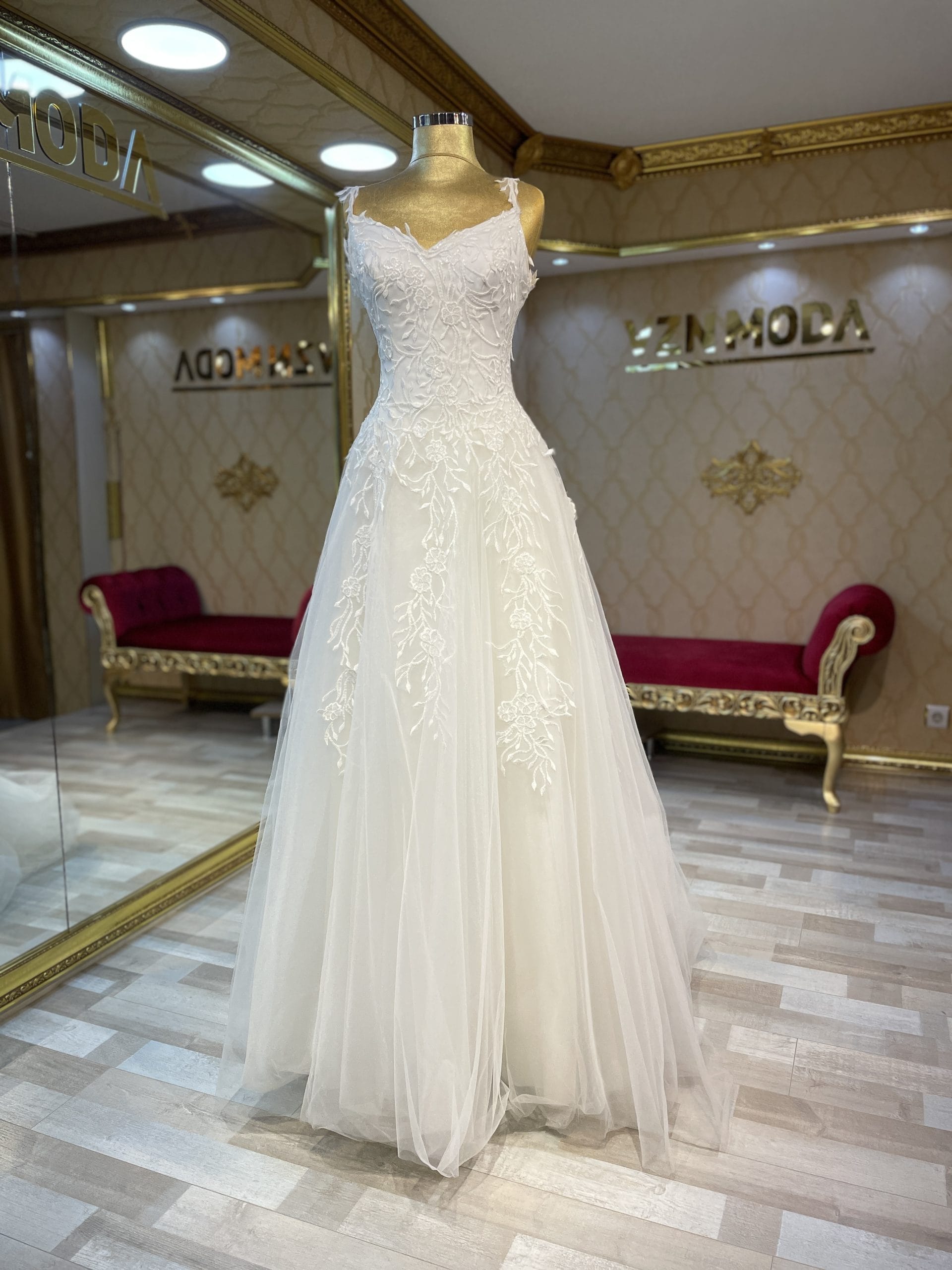 Lara Model Dantel Detaylı Helen Gelinlik