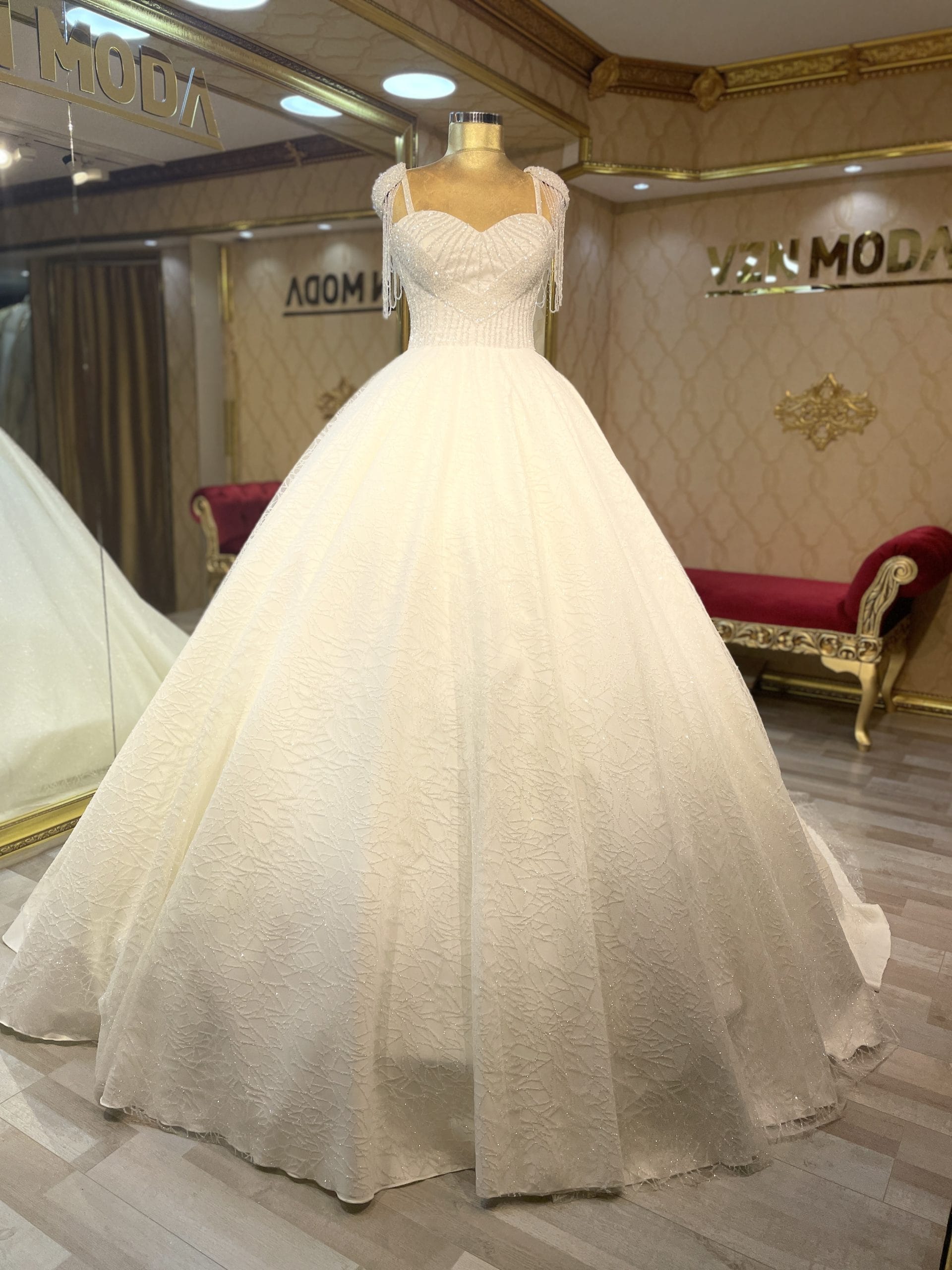 Neva Model İşlemeli Simli Gelinlik